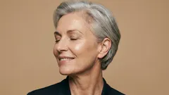 Stumpfes Grau oder edles Silber: So hörst du auf, dein Haar mit Farbe zu quälen – und siehst trotzdem grossartig aus