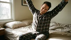 8 einfache Übungen im Sitzen auf dem Bett: Starte ohne Hektik oder Steifheit in den Morgen