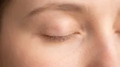 Wie Sie nach 50 Wimpern und Augenbrauen wachsen lassen – ohne Extensions im Salon: Expertentipps