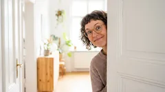 6 Dinge, die Sie bei einem Besuch bei jemandem nicht tun sollten – Benimmregeln