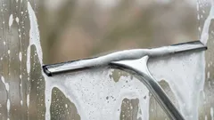 Ich habe 10 Jahre lang Fenster falsch geputzt: eine professionelle, streifenfreie Methode